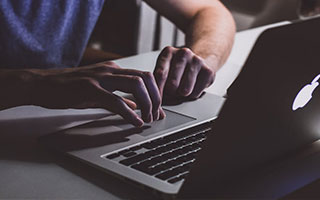 世界杯账号安全-这球可惜！C罗精彩凌空弹射，但皮球击中横梁